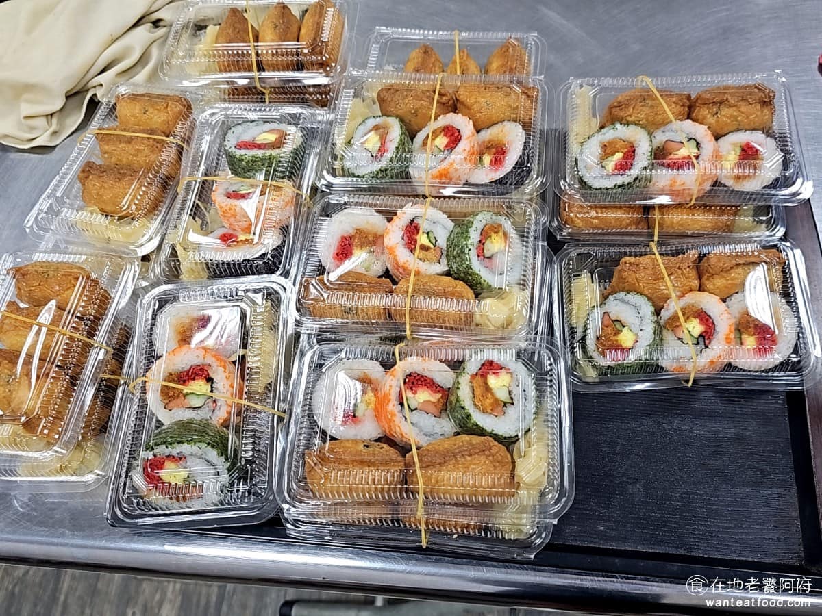三姐涼麵 三姐涼麵菜單 三姐涼麵推薦 內湖區美食 內湖美食 綜合壽司 三個不同顏色的壽司搭配兩個豆皮壽司,口味有變化,吃起來新鮮,米飯口感軟,也不會冷冰冰的。 @在地老饕阿府