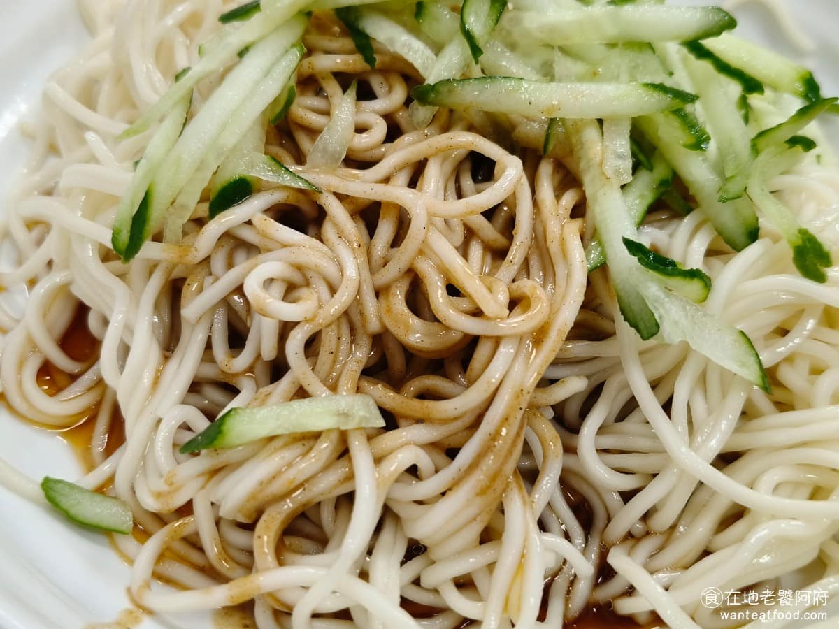 三姐涼麵 三姐涼麵菜單 三姐涼麵推薦 內湖區美食 內湖美食 麵條的口感紮實有嚼勁,醬汁的比例拿捏得剛好,吃起來滿足感很夠,小份的份量也不小,一般人就能吃的7分飽。 @在地老饕阿府