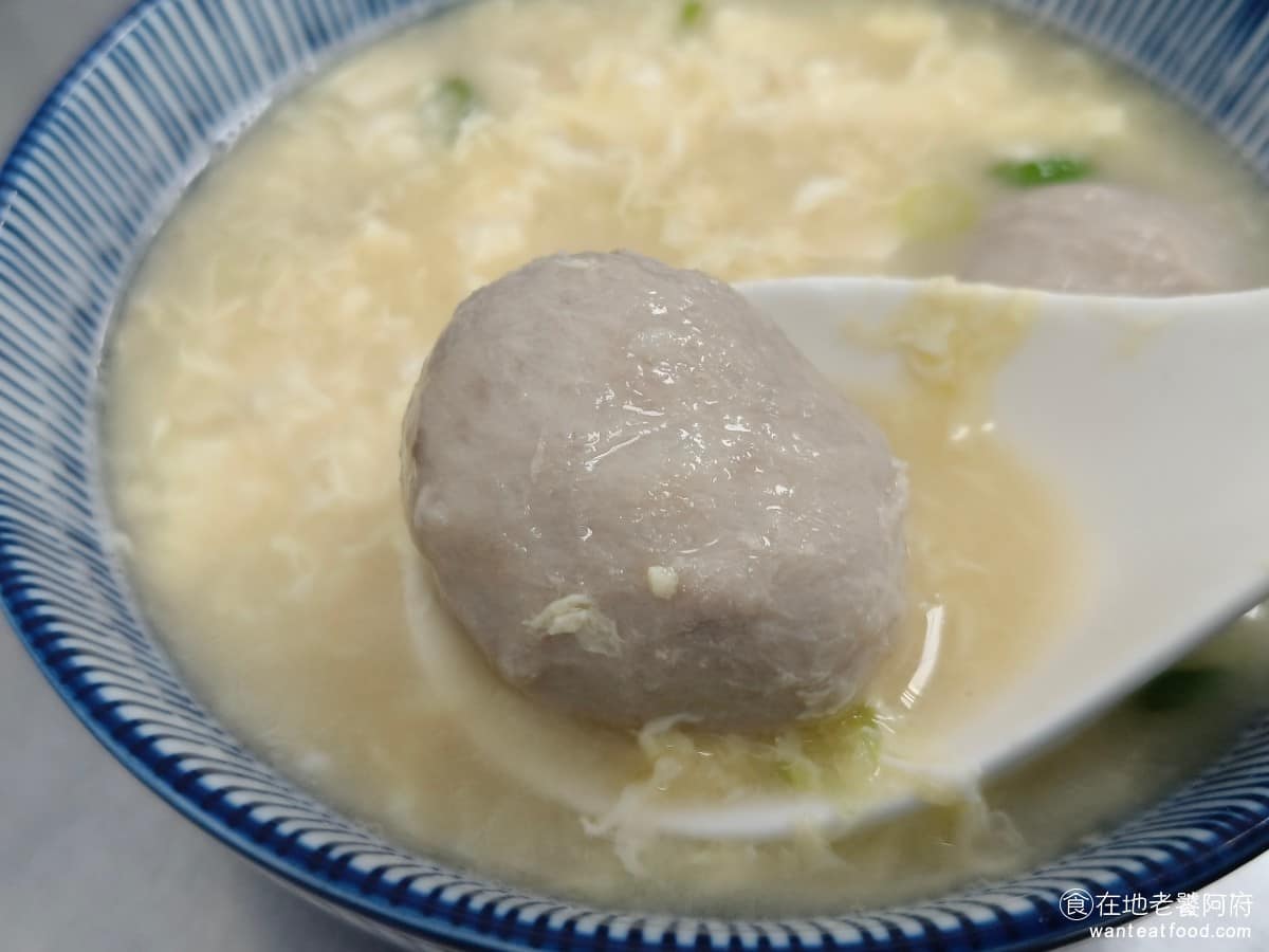 三姐涼麵 三姐涼麵菜單 三姐涼麵推薦 內湖區美食 內湖美食 整體來說湯頭不死鹹,也不會太甜,搭配蛋花,喝起來非常舒服,而且貢丸也是挑選過的,吃起來Q彈、入味。 @在地老饕阿府