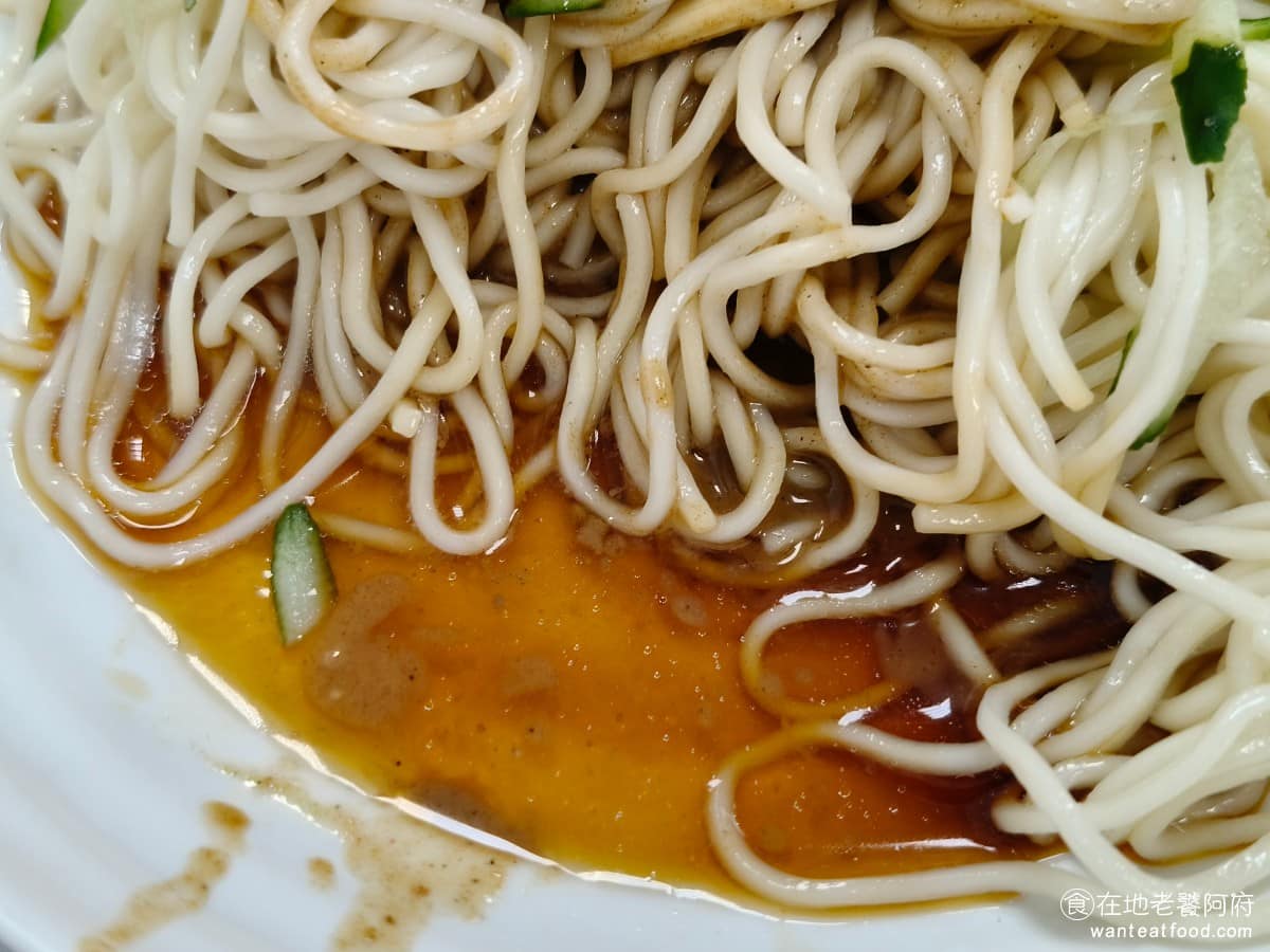三姐涼麵 三姐涼麵菜單 三姐涼麵推薦 內湖區美食 內湖美食 醬汁帶點酸味,沒有太重的麻醬味,吃起來非常的開胃,很快就全部吃光了,推薦來這間一定要內用,內用感覺好吃很多。之前有外帶幾次,都沒有覺得像內用一樣好吃。 @在地老饕阿府