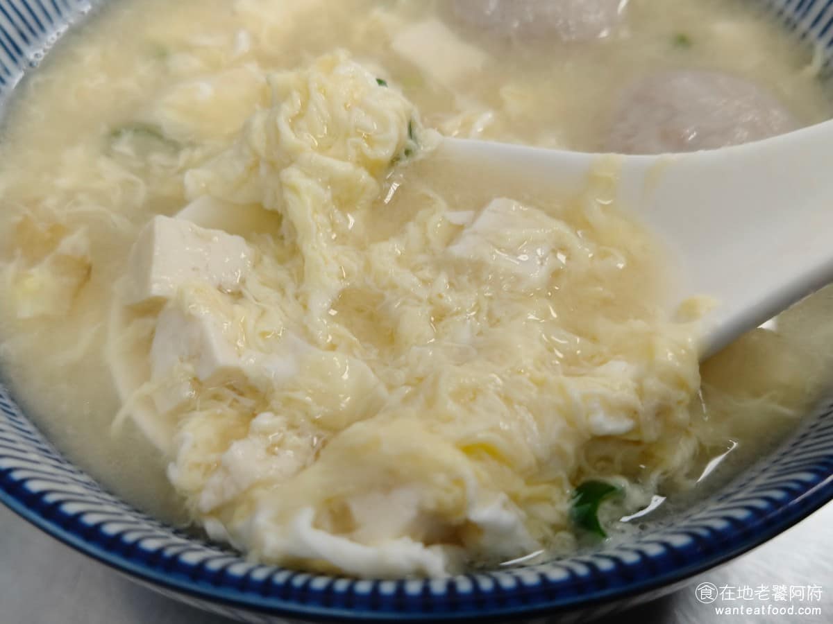 三姐涼麵 三姐涼麵菜單 三姐涼麵推薦 內湖區美食 內湖美食 味增湯搭配魚丸和蛋花,湯底有一定的鮮味,蛋花的口感綿密,還吃的到豆腐,料多實在。 @在地老饕阿府