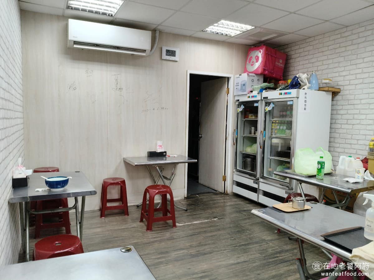 三姐涼麵 三姐涼麵菜單 三姐涼麵推薦 內湖區美食 內湖美食 店內空間不大,座位數有限,比較適合外帶或是簡單用餐,走的是小吃店常見的配置,店內冷氣開得還算涼爽。 @在地老饕阿府