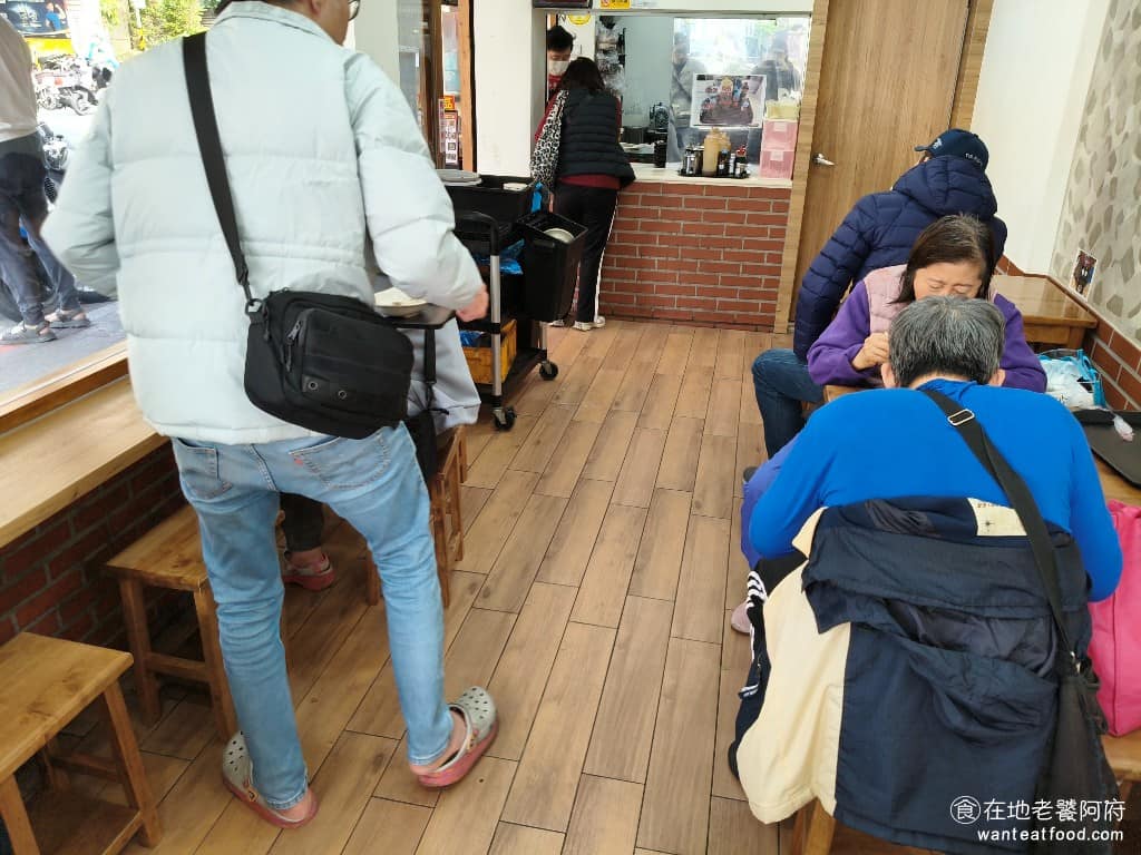 同心大腸蚵仔麵線二店 同心大腸蚵仔麵線二店菜單 同心大腸蚵仔麵線二店推薦 中正區美食 中正美食 這間店還被不少網友封為「古亭最好吃的臭豆腐」，也有人笑稱是「被麵線耽誤的臭豆腐店」，主要是喜歡他臭豆腐的人更多。 @在地老饕阿府