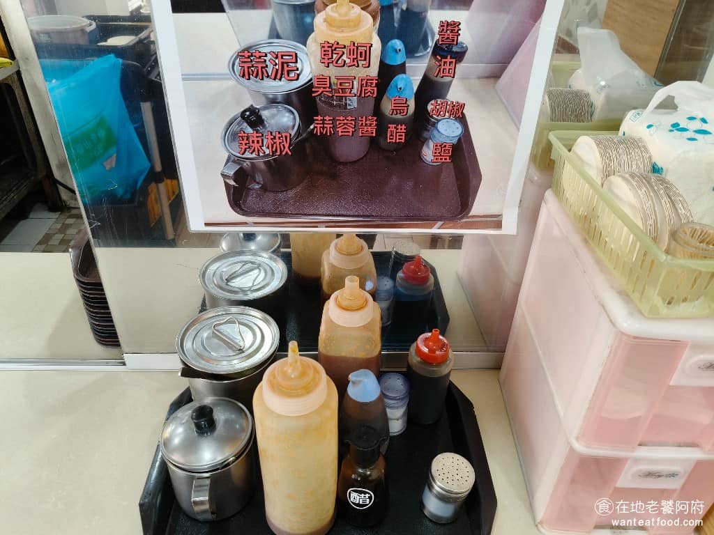 同心大腸蚵仔麵線二店 同心大腸蚵仔麵線二店菜單 同心大腸蚵仔麵線二店推薦 中正區美食 中正美食 醬料區有提供很多種醬料，可以自由調配，有蒜泥、蒜蓉醬、烏醋、醬油、胡椒、鹽和辣椒。 @在地老饕阿府