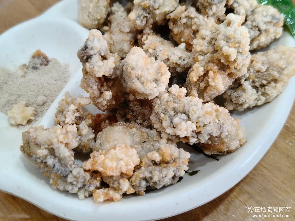 同心大腸蚵仔麵線二店 同心大腸蚵仔麵線二店菜單 同心大腸蚵仔麵線二店推薦 中正區美食 中正美食 蚵仔酥和臭豆腐一樣，沒有加任何醬料，旁邊有附上胡椒鹽，直接吃，外皮不會特別硬，還算好吃。 @在地老饕阿府