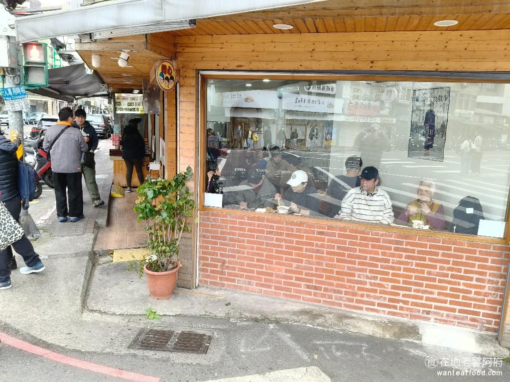 同心大腸蚵仔麵線二店 同心大腸蚵仔麵線二店菜單 同心大腸蚵仔麵線二店推薦 中正區美食 中正美食 雖然店名是大腸蚵仔麵線，但最多人推薦的，其實是他的臭豆腐，酥脆的炸豆腐，加上特製蒜蓉醬，是不少熟客每次必點的組合。 @在地老饕阿府