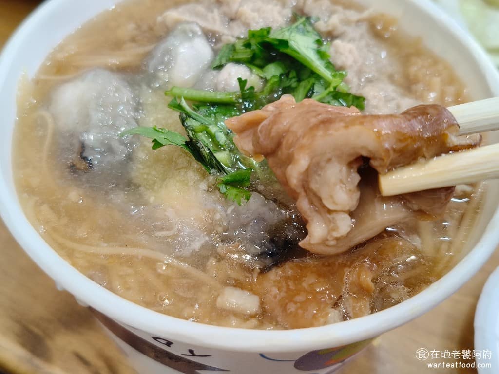 同心大腸蚵仔麵線二店 同心大腸蚵仔麵線二店菜單 同心大腸蚵仔麵線二店推薦 中正區美食 中正美食 豬大腸以中藥包滷製，入味不死鹹，肉羹則是新鮮豬肉，手工打製，口感有彈性。 @在地老饕阿府