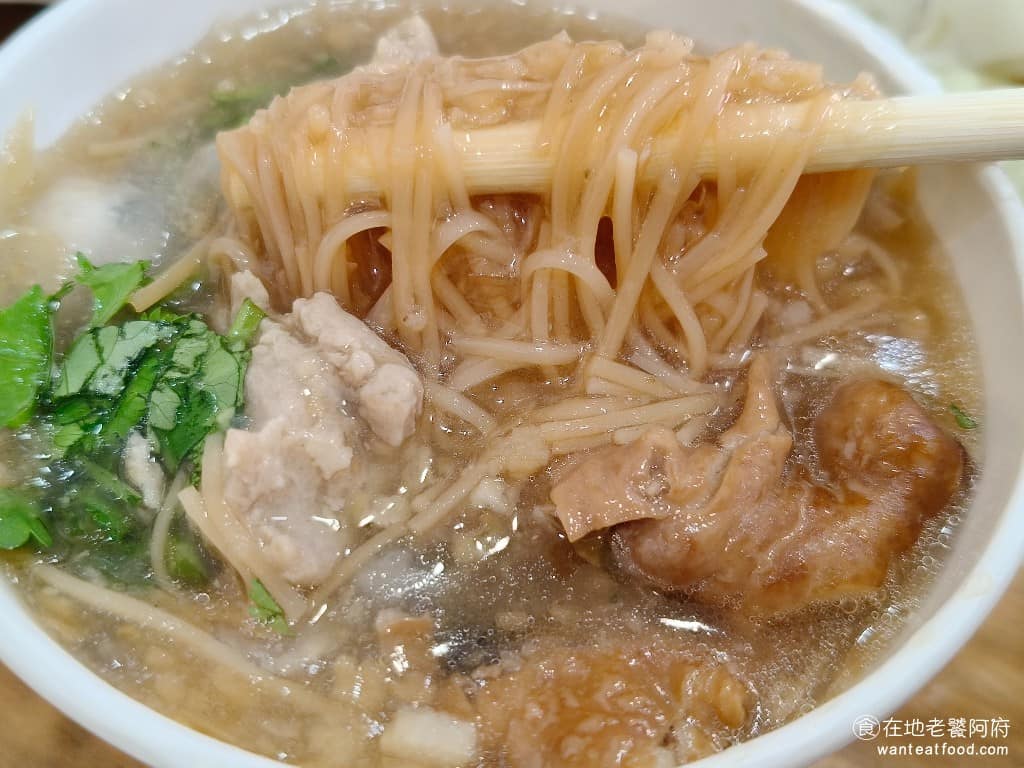 同心大腸蚵仔麵線二店 同心大腸蚵仔麵線二店菜單 同心大腸蚵仔麵線二店推薦 中正區美食 中正美食 麵線的份量普通，沒有給得很多，吃起來比較沒有口感，有一種煮的軟爛的感覺。 @在地老饕阿府