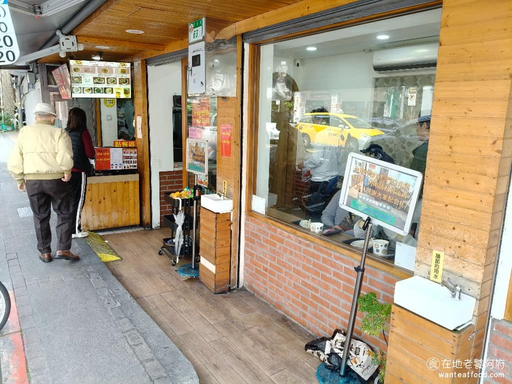 同心大腸蚵仔麵線二店 同心大腸蚵仔麵線二店菜單 同心大腸蚵仔麵線二店推薦 中正區美食 中正美食 捷運古亭站附近的同安街，可說是麵線一街，藏著多間台北知名麵線，其中的《同心大腸蚵仔麵線》生意好到需要開分店，本店和二店相距不過幾百公尺，但兩間都能同時排隊，真的很厲害。 @在地老饕阿府