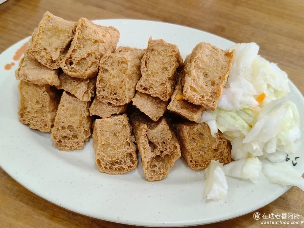 同心大腸蚵仔麵線二店 同心大腸蚵仔麵線二店菜單 同心大腸蚵仔麵線二店推薦 中正區美食 中正美食 臭豆腐大份 沒加醬汁就直接上桌了，外皮酥脆，但整體偏乾，味道上也普通，沒什麼臭味，淋上蒜蓉醬汁後，味道好上很多。 @在地老饕阿府