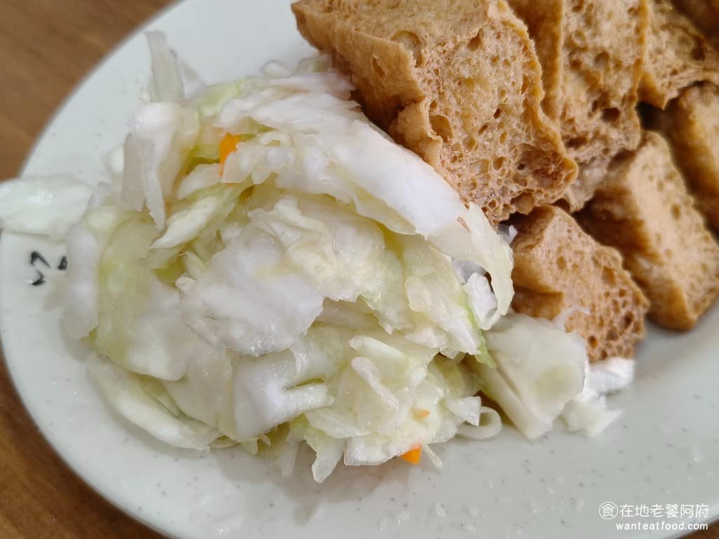 同心大腸蚵仔麵線二店 同心大腸蚵仔麵線二店菜單 同心大腸蚵仔麵線二店推薦 中正區美食 中正美食 泡菜爽脆新鮮，酸度溫和，不是酸甜感很強烈的那種，比較接近原味醃漬風格，口感比較偏硬，搭配臭豆腐解膩效果不錯，店內也有單賣泡菜可以另購。 @在地老饕阿府