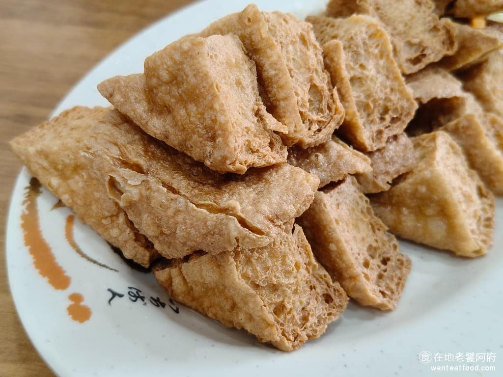 同心大腸蚵仔麵線二店 同心大腸蚵仔麵線二店菜單 同心大腸蚵仔麵線二店推薦 中正區美食 中正美食 《同心大腸蚵仔麵線》的臭豆腐，使用蔬菜醃漬，臭味溫和不嗆，走的是酥脆路線，不是爆汁的風格，炸法獨特是「先炸後切，再炸」的二次炸法，讓每一個切面都是炸過的狀態，酥脆度比一般臭豆腐高出不少。 @在地老饕阿府