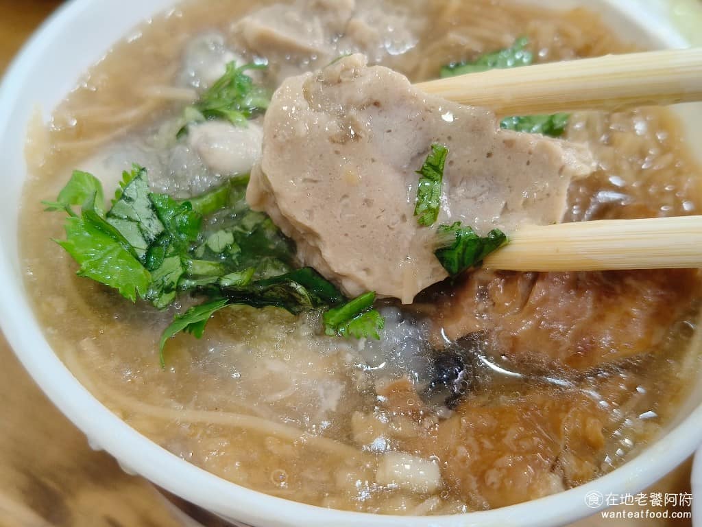 同心大腸蚵仔麵線二店 同心大腸蚵仔麵線二店菜單 同心大腸蚵仔麵線二店推薦 中正區美食 中正美食 蚵仔新鮮飽滿、口感滑嫩，大腸滷得入味，切的很大塊、無腥味。肉羹則有彈性，但沒什麼特別的味道。 @在地老饕阿府