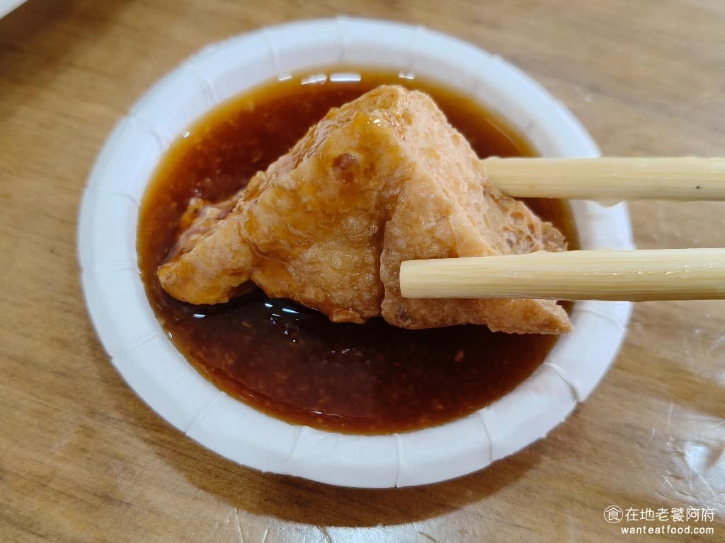 同心大腸蚵仔麵線二店 同心大腸蚵仔麵線二店菜單 同心大腸蚵仔麵線二店推薦 中正區美食 中正美食 醬汁直接放在桌上，讓客人自行取用，原本我是用沾的，但後來發現，應該要自己淋到整個臭豆腐上，因為這樣才能提前讓臭豆腐軟化，不然直接沾著吃，臭豆腐其實有點硬。 @在地老饕阿府