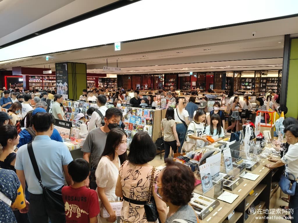 博客來 Dream Plaza 旗艦店 旗艦店價格 信義區景點 信義景點 市政府景點 台北景點 書店 目前博客來實體書店有折扣，從開幕到8月30日，參展書籍有7折的優惠。 @在地老饕阿府