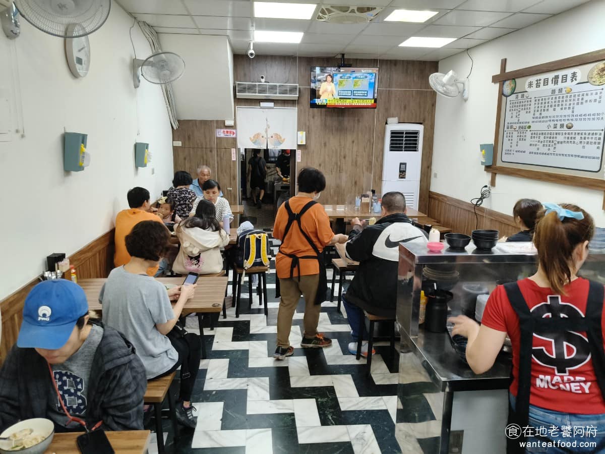 古伯手工米苔目 古伯手工米苔目菜單 古伯手工米苔目推薦 三峽區美食 三峽美食 台灣小吃 米苔目 假日客滿機率高,不過翻桌率快,通常不用等太久,座位較密若需要併桌,桌間有隔板隔開,隔板擦拭乾淨,客人離開後,店員也會用酒精消毒桌面,整體衛生維持得不錯。 @在地老饕阿府