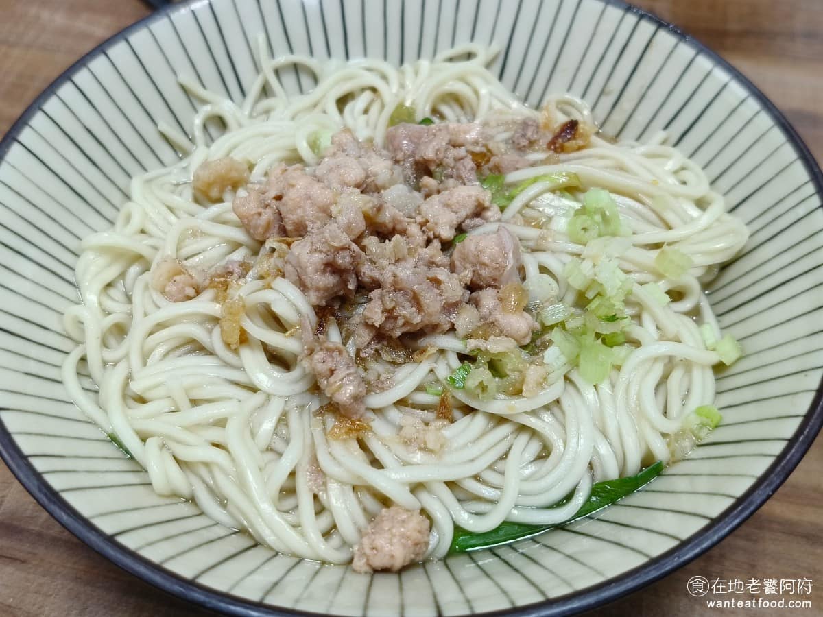古伯手工米苔目 古伯手工米苔目菜單 古伯手工米苔目推薦 三峽區美食 三峽美食 台灣小吃 米苔目 特製細乾麵 麵條非常細,加了肉燥拌開來吃,問題是肉燥本身味道很淡,麵條又細整碗吃下來幾乎沒什麼味道,偏淡到讓人有點失望,口味重的人大概會覺得不行。 @在地老饕阿府