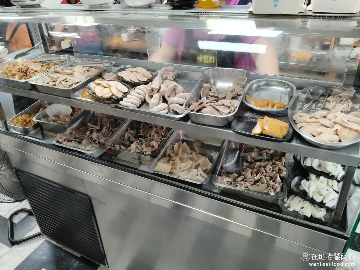古伯手工米苔目 古伯手工米苔目菜單 古伯手工米苔目推薦 三峽區美食 三峽美食 台灣小吃 米苔目 除了米苔目,黑白切是另一個亮點,豬皮、嘴邊肉、肝連肉、粉腸、油豆腐等每天選用溫體豬,小菜種類多,搭配店家自製醬油膏一起吃,百吃不膩。 @在地老饕阿府