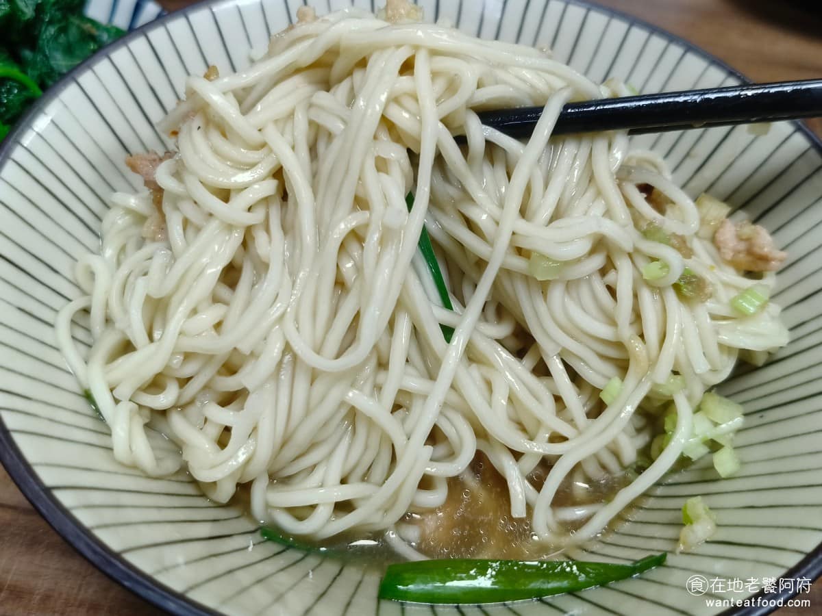 古伯手工米苔目 古伯手工米苔目菜單 古伯手工米苔目推薦 三峽區美食 三峽美食 台灣小吃 米苔目 底部有很多醬汁,吃起來不乾,很濕潤,但醬汁也是都沒味道。 @在地老饕阿府