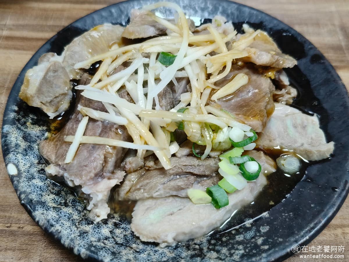古伯手工米苔目 古伯手工米苔目菜單 古伯手工米苔目推薦 三峽區美食 三峽美食 台灣小吃 米苔目 嘴邊肉 切法不太均勻,有些切得比較厚,厚的那幾片,吃起來確實感覺比較硬,但因為本身肉質不死硬,所以即便切厚了,也還吃得下去,不到難嚼的程度。 @在地老饕阿府