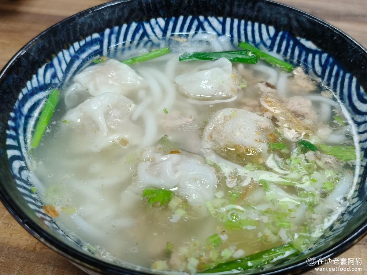古伯手工米苔目 古伯手工米苔目菜單 古伯手工米苔目推薦 三峽區美食 三峽美食 台灣小吃 米苔目 餛飩湯米苔目 這是店裡組合最豐盛的餐點,招牌米苔目加入餛飩,一碗裡同時可以吃到兩樣東西,餛飩皮薄,搭上米苔目的清爽湯頭,吃起來順口。 @在地老饕阿府