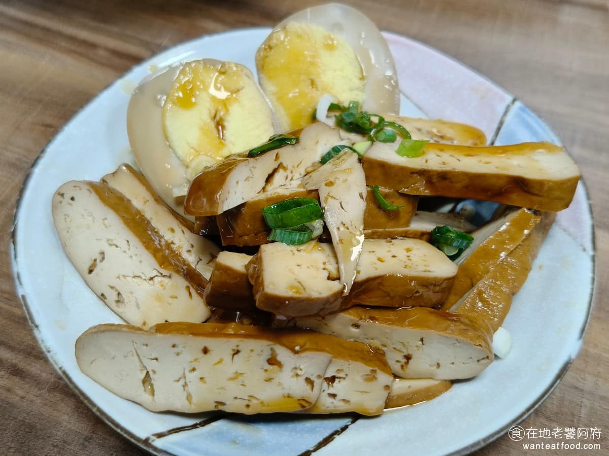 古伯手工米苔目 古伯手工米苔目菜單 古伯手工米苔目推薦 三峽區美食 三峽美食 台灣小吃 米苔目 豆干滷蛋 豆干吃起來軟嫩,醬油膏加得很多,味道非常夠,是那種入味入到位的做法,不會吃到無味的白心豆干。喜歡口味重一點的人會很適合。 @在地老饕阿府
