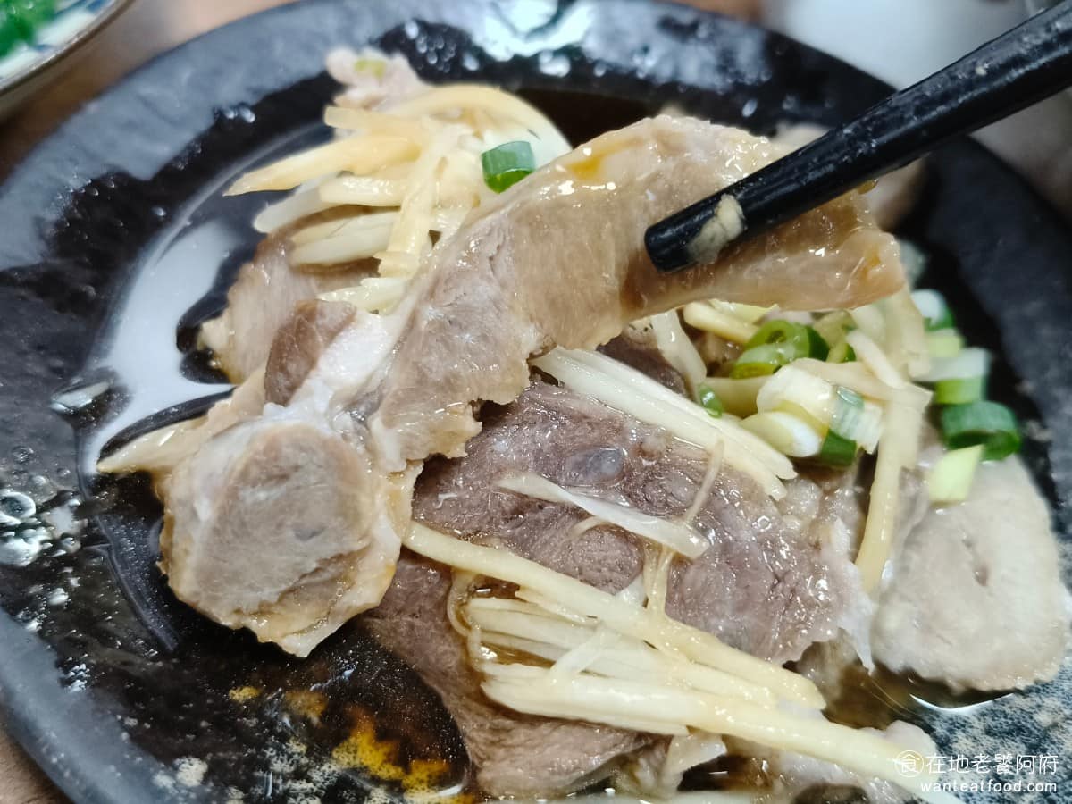 古伯手工米苔目 古伯手工米苔目菜單 古伯手工米苔目推薦 三峽區美食 三峽美食 台灣小吃 米苔目 整體肉質不柴,帶點彈性配上薑絲和蒜泥醬油膏提味,是這裡小菜裡值得點的品項。 @在地老饕阿府