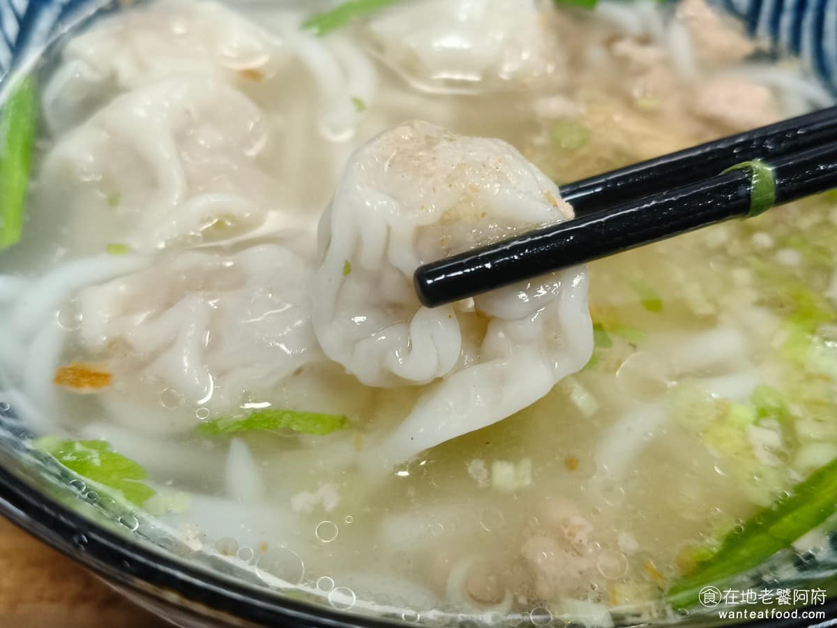 古伯手工米苔目 古伯手工米苔目菜單 古伯手工米苔目推薦 三峽區美食 三峽美食 台灣小吃 米苔目 餛飩肉餡很飽滿,外皮非常的滑順,只不過裡面的肉調味有點偏淡,吃不出什麼味道。 @在地老饕阿府