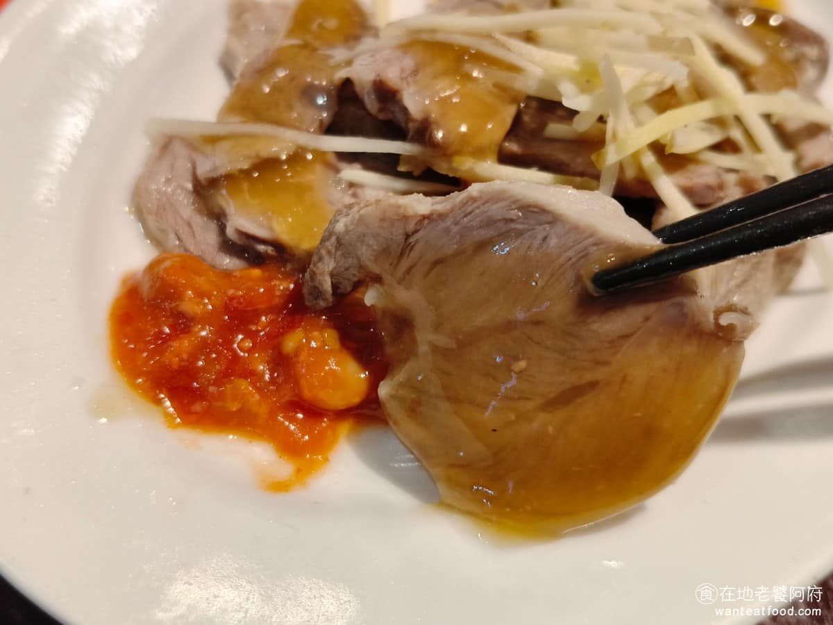 雄嘉義雞肉飯 雄嘉義雞肉飯菜單 雄嘉義雞肉飯推薦 大同區美食 大同美食 大橋頭美食 台灣小吃 雞肉飯 相比於其他小菜，嘴邊肉則沒什麼特別之處，不推薦點。 @在地老饕阿府