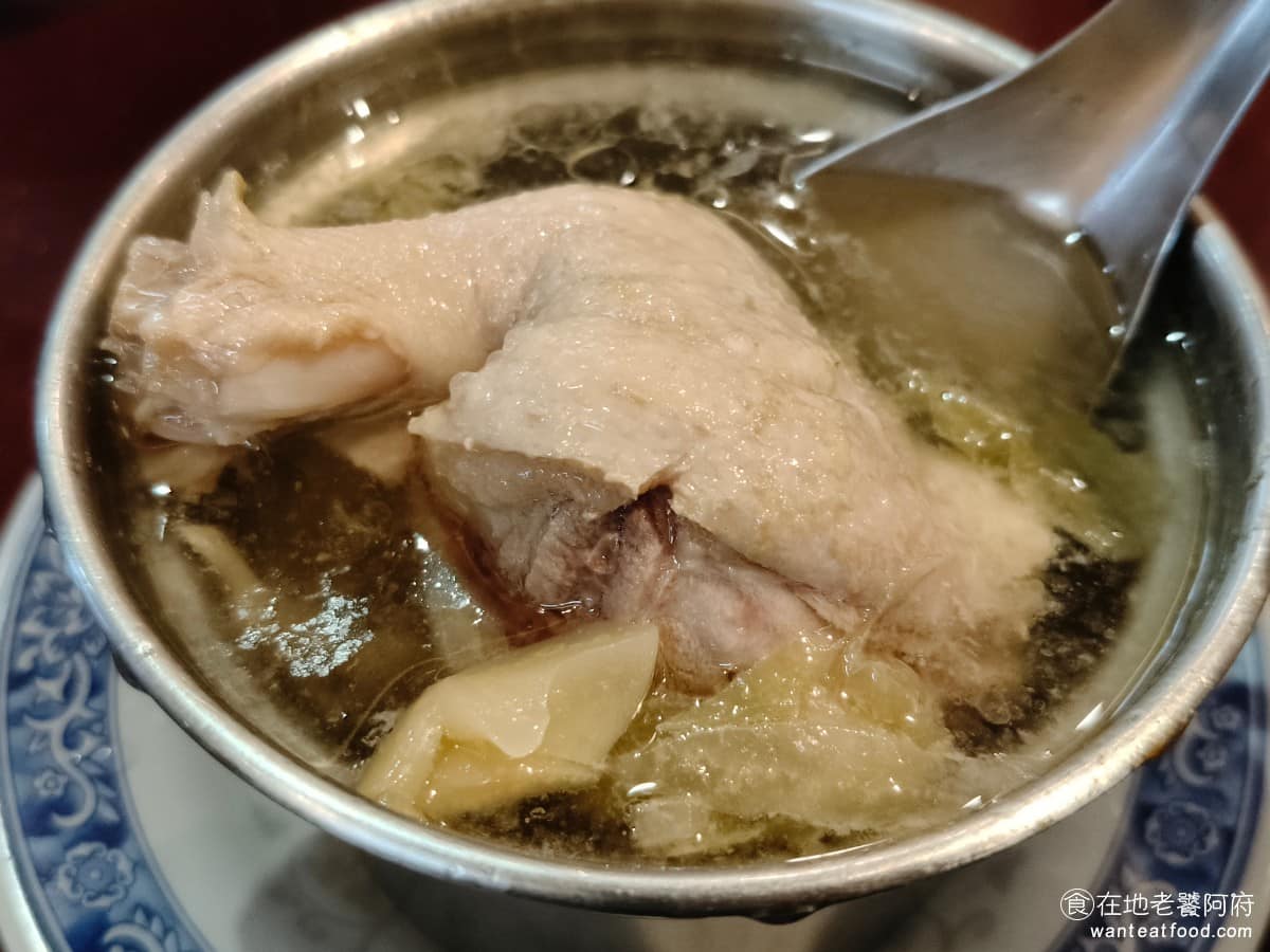 雄嘉義雞肉飯 雄嘉義雞肉飯菜單 雄嘉義雞肉飯推薦 大同區美食 大同美食 大橋頭美食 台灣小吃 雞肉飯 鹹菜鴨肉湯 酸菜酸味很夠，喝了非常開胃，裡面的鴨肉肉質也不會硬，算是非常特別的一碗湯，不怕酸的人可以點。 @在地老饕阿府