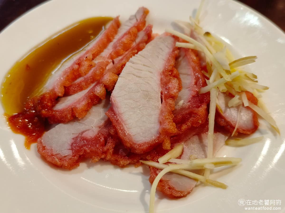 雄嘉義雞肉飯 雄嘉義雞肉飯菜單 雄嘉義雞肉飯推薦 大同區美食 大同美食 大橋頭美食 台灣小吃 雞肉飯 紅燒肉 有炸過但因為放了一段時間，外皮吃起來少了酥脆感，不過內層肉質不乾不柴，搭配醬油膏吃起來很順口，整體有一定水準。 @在地老饕阿府