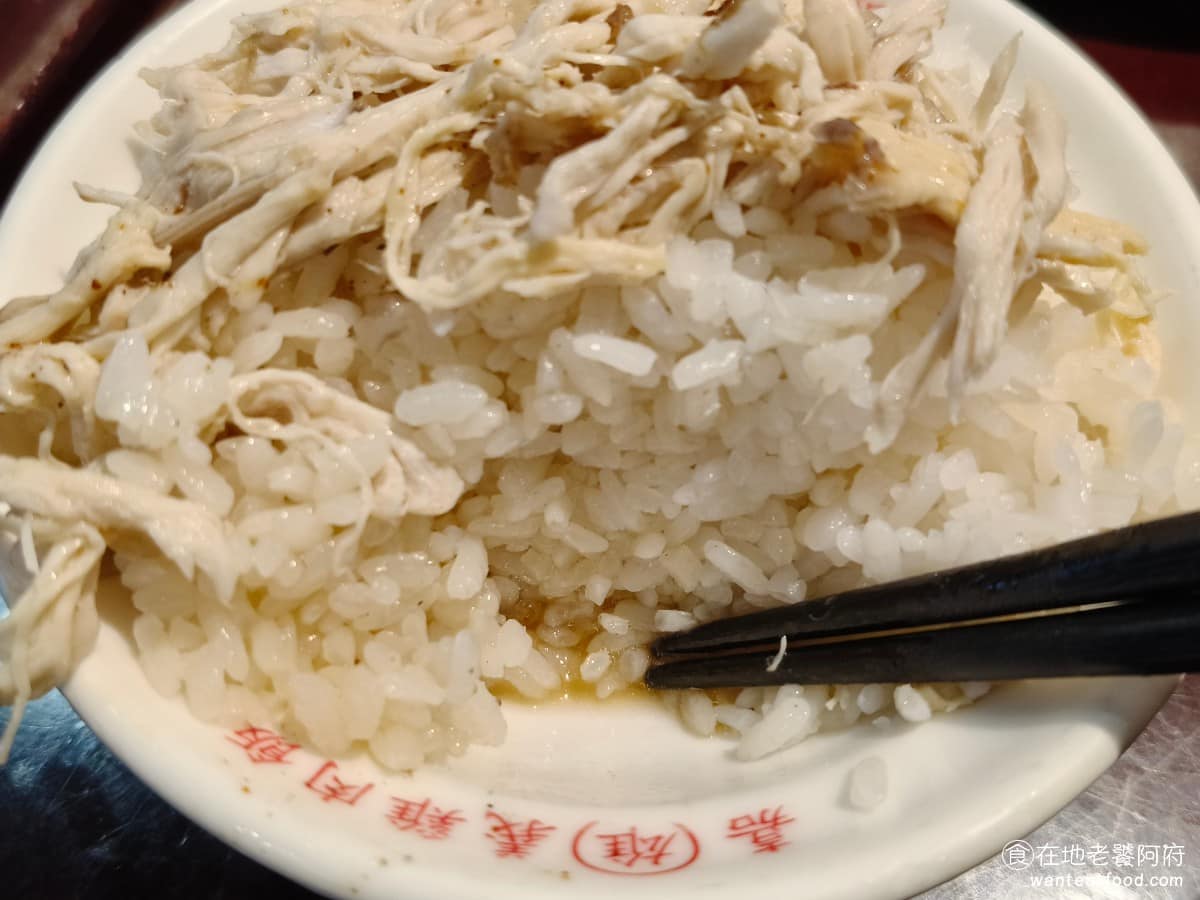 雄嘉義雞肉飯 雄嘉義雞肉飯菜單 雄嘉義雞肉飯推薦 大同區美食 大同美食 大橋頭美食 台灣小吃 雞肉飯 雞肉絲的肉質不算硬，給的份量多，吃完會很飽足，只是雞肉絲本身也是平淡無味，難怪很多網友吃完也都說，雞肉飯感覺普通。 @在地老饕阿府