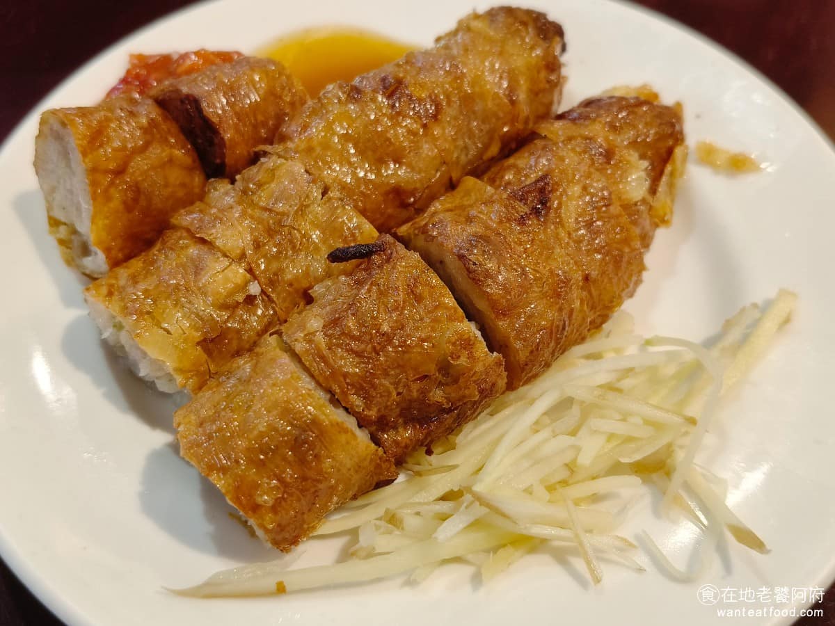 雄嘉義雞肉飯 雄嘉義雞肉飯菜單 雄嘉義雞肉飯推薦 大同區美食 大同美食 大橋頭美食 台灣小吃 雞肉飯 雞捲 外皮炸得酥脆有彈性，內層帶蔬菜和洋蔥，味道不錯，算是這裡表現比較好的炸物之一。 @在地老饕阿府