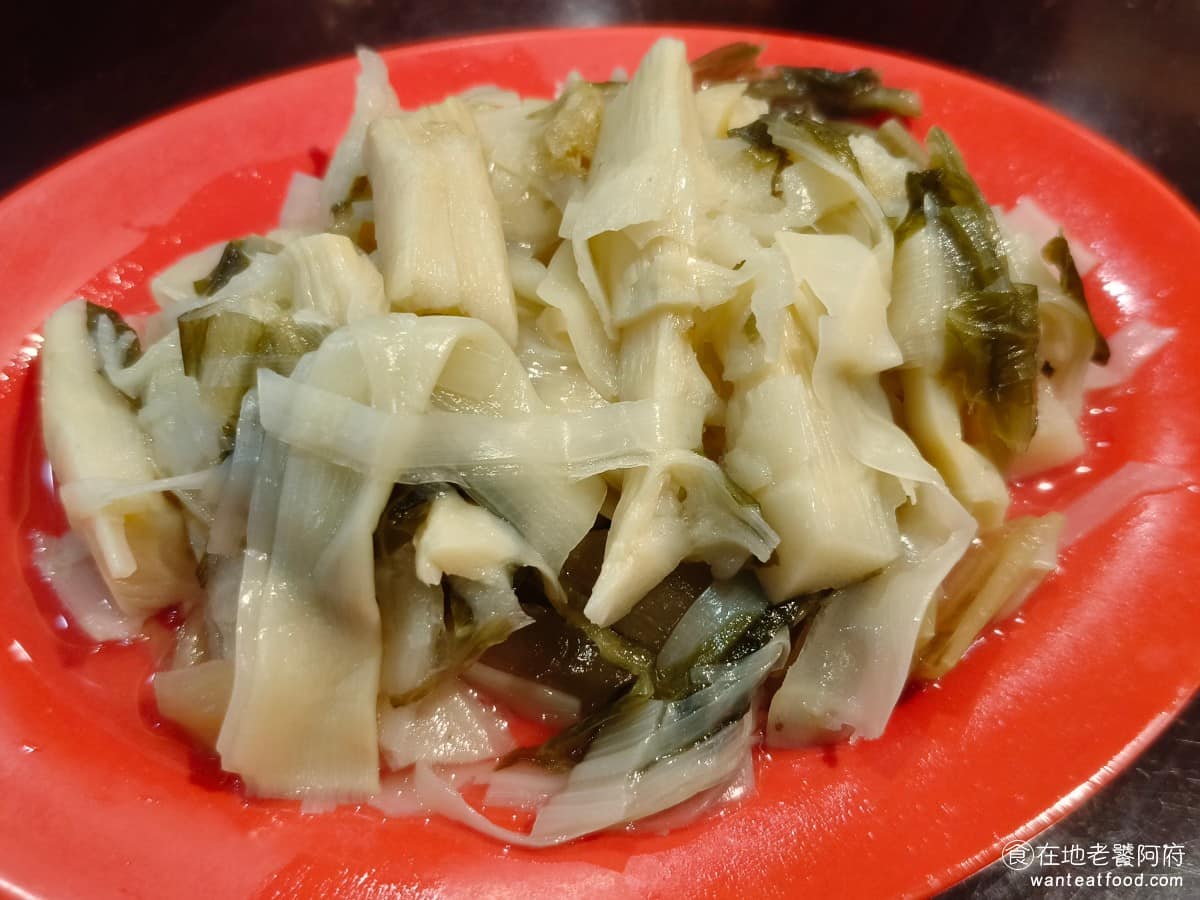 雄嘉義雞肉飯 雄嘉義雞肉飯菜單 雄嘉義雞肉飯推薦 大同區美食 大同美食 大橋頭美食 台灣小吃 雞肉飯 筍絲 是整桌小菜裡最好吃的一道，酸味比一般筍絲重一點，吃起來非常下飯，滷得恰到好處，口感保有脆度，不會軟爛份量給得大方，上桌不用多久就被掃光，是推薦必點。 @在地老饕阿府