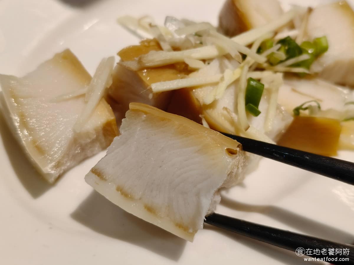 雄嘉義雞肉飯 雄嘉義雞肉飯菜單 雄嘉義雞肉飯推薦 大同區美食 大同美食 大橋頭美食 台灣小吃 雞肉飯 一份是100元，給的份量也算多，每一塊都切得很厚實，很多人來這都是因為喜歡吃這個鯊魚煙，推薦喜歡吃的人必點。 @在地老饕阿府