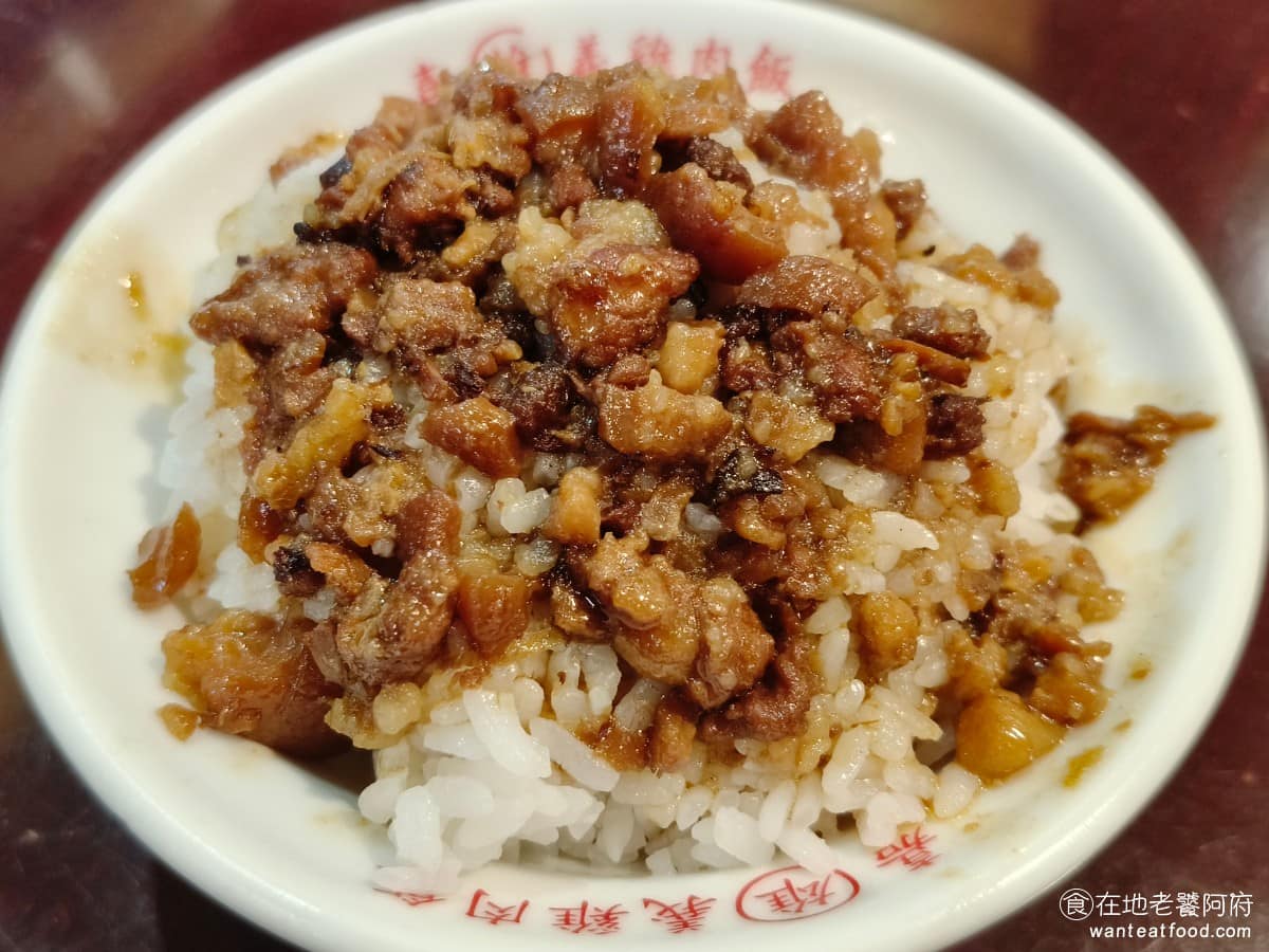雄嘉義雞肉飯 雄嘉義雞肉飯菜單 雄嘉義雞肉飯推薦 大同區美食 大同美食 大橋頭美食 台灣小吃 雞肉飯 魯肉飯 相比雞肉飯，魯肉飯反而更值得點，上面鋪了滿滿的肉燥，有肥有瘦整體偏向瘦肉，所以吃起來不會過油或膩口。 @在地老饕阿府