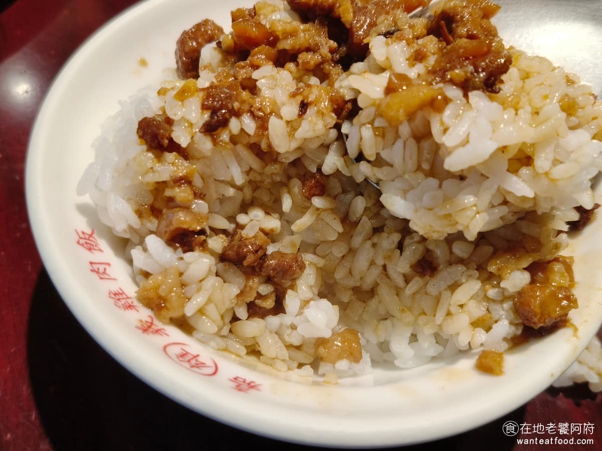 雄嘉義雞肉飯 雄嘉義雞肉飯菜單 雄嘉義雞肉飯推薦 大同區美食 大同美食 大橋頭美食 台灣小吃 雞肉飯 底部滷汁給得夠，比雞肉飯鹹一些，但整體來說，味道還是略顯不足，沒有特別吸引人之處。 @在地老饕阿府