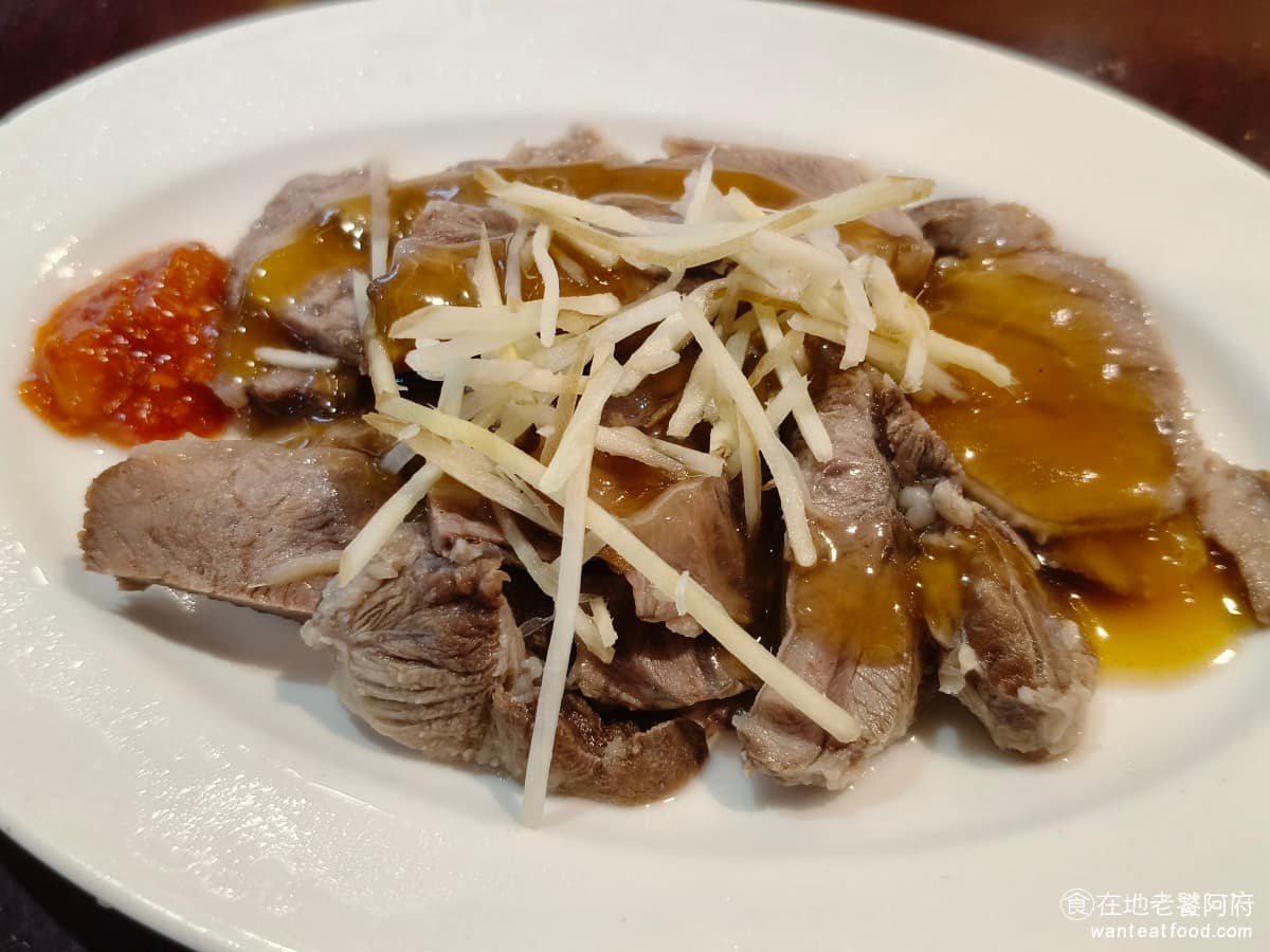 雄嘉義雞肉飯 雄嘉義雞肉飯菜單 雄嘉義雞肉飯推薦 大同區美食 大同美食 大橋頭美食 台灣小吃 雞肉飯 嘴邊肉 味道不難吃，但肉質沒有預期中軟嫩，切片也偏厚，吃起來不算特別順口，味道上也相對普通。 @在地老饕阿府