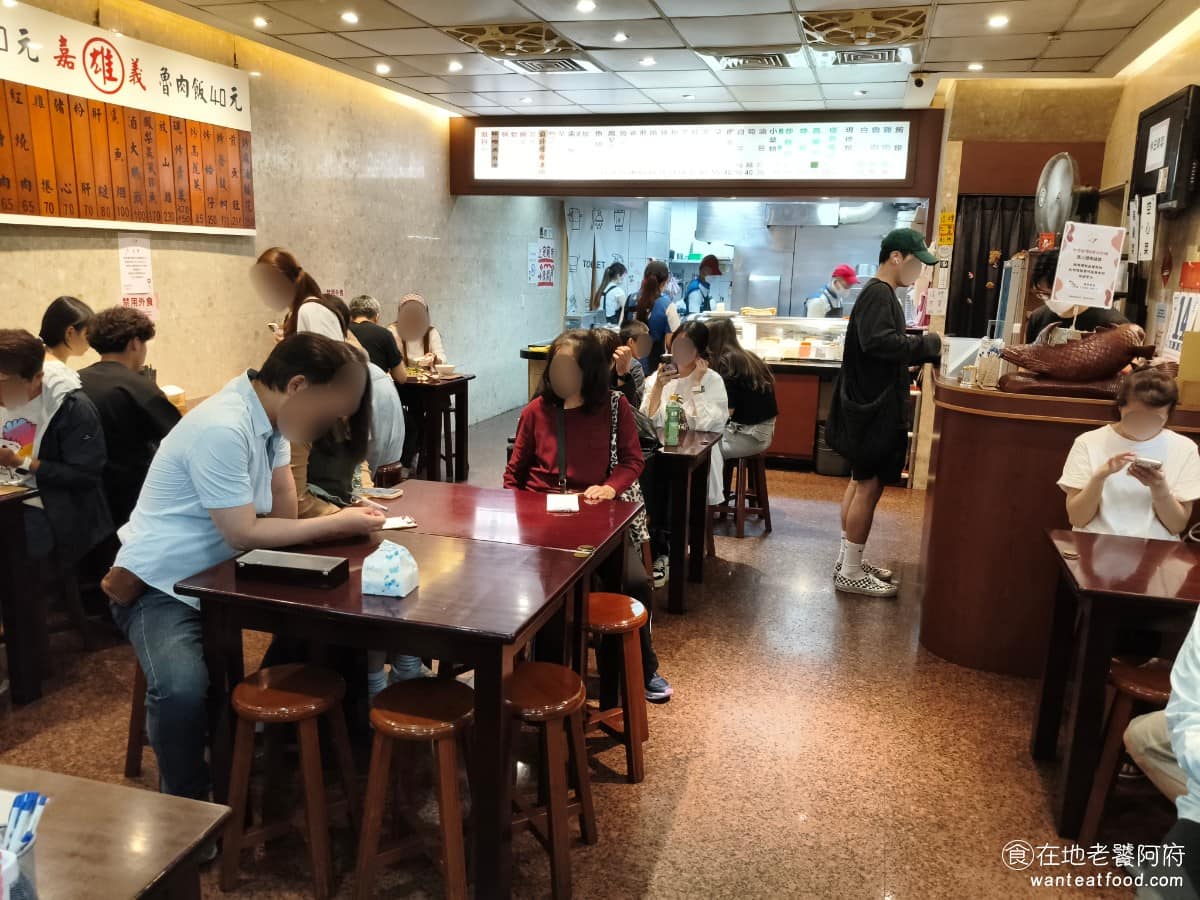 雄嘉義雞肉飯 雄嘉義雞肉飯菜單 雄嘉義雞肉飯推薦 大同區美食 大同美食 大橋頭美食 台灣小吃 雞肉飯 店內是傳統台式小吃的格局，空間不大桌子排得比較密，用餐時間幾乎座無虛席，店面整潔廚房區域半開放，小菜擺在透明玻璃櫃裡讓客人點選，一目了然。 @在地老饕阿府