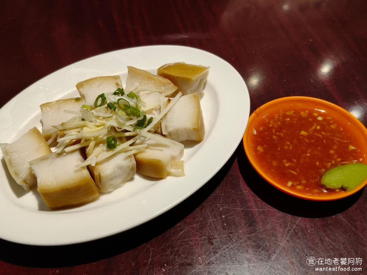 雄嘉義雞肉飯 雄嘉義雞肉飯菜單 雄嘉義雞肉飯推薦 大同區美食 大同美食 大橋頭美食 台灣小吃 雞肉飯 鯊魚煙 外皮Q彈，裡面的魚肉新鮮軟嫩，搭配店家特製的洋蔥醬油一起吃，鹹香夠味整體很加分。 @在地老饕阿府