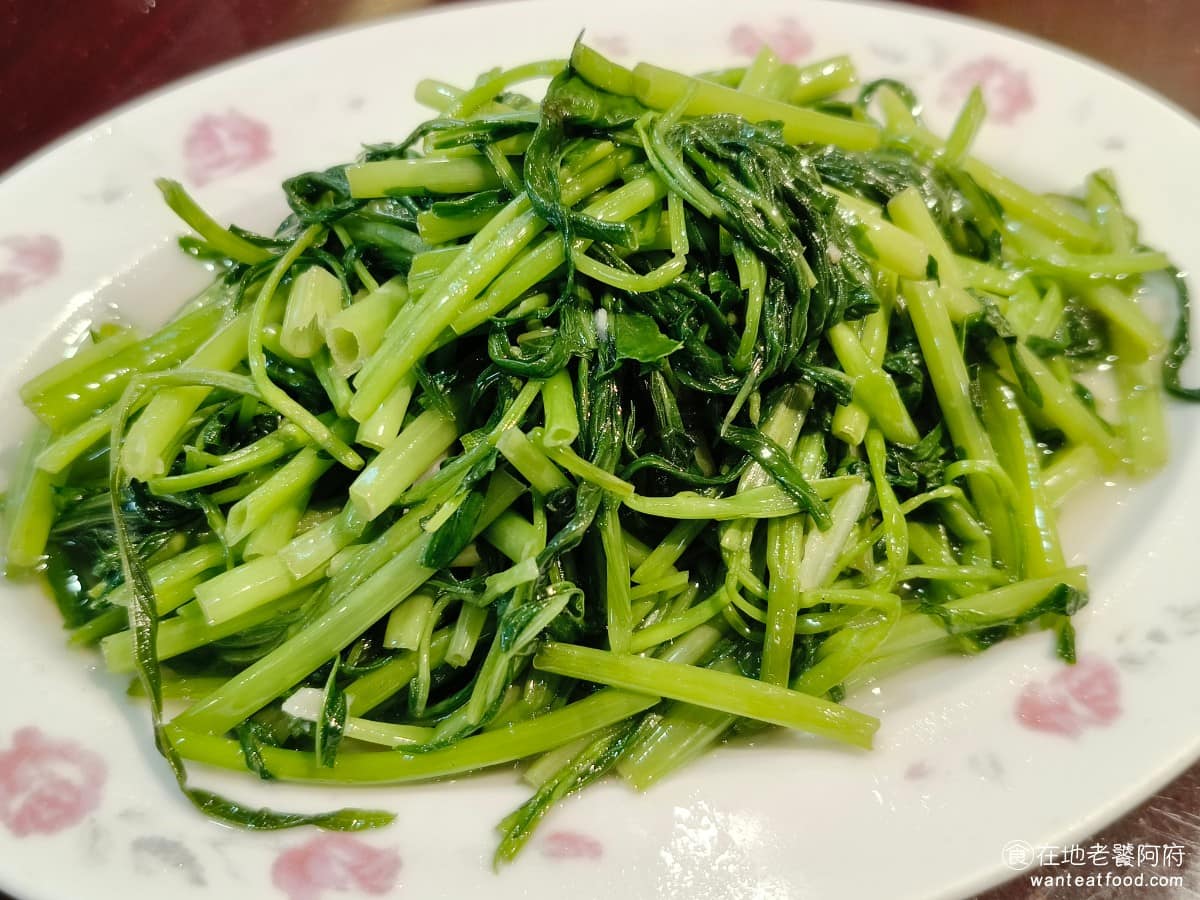 雄嘉義雞肉飯 雄嘉義雞肉飯菜單 雄嘉義雞肉飯推薦 大同區美食 大同美食 大橋頭美食 台灣小吃 雞肉飯 現炒青菜小 單純是清炒的，沒有加特別的調味，吃起來味道清淡，青菜帶有脆度。 @在地老饕阿府