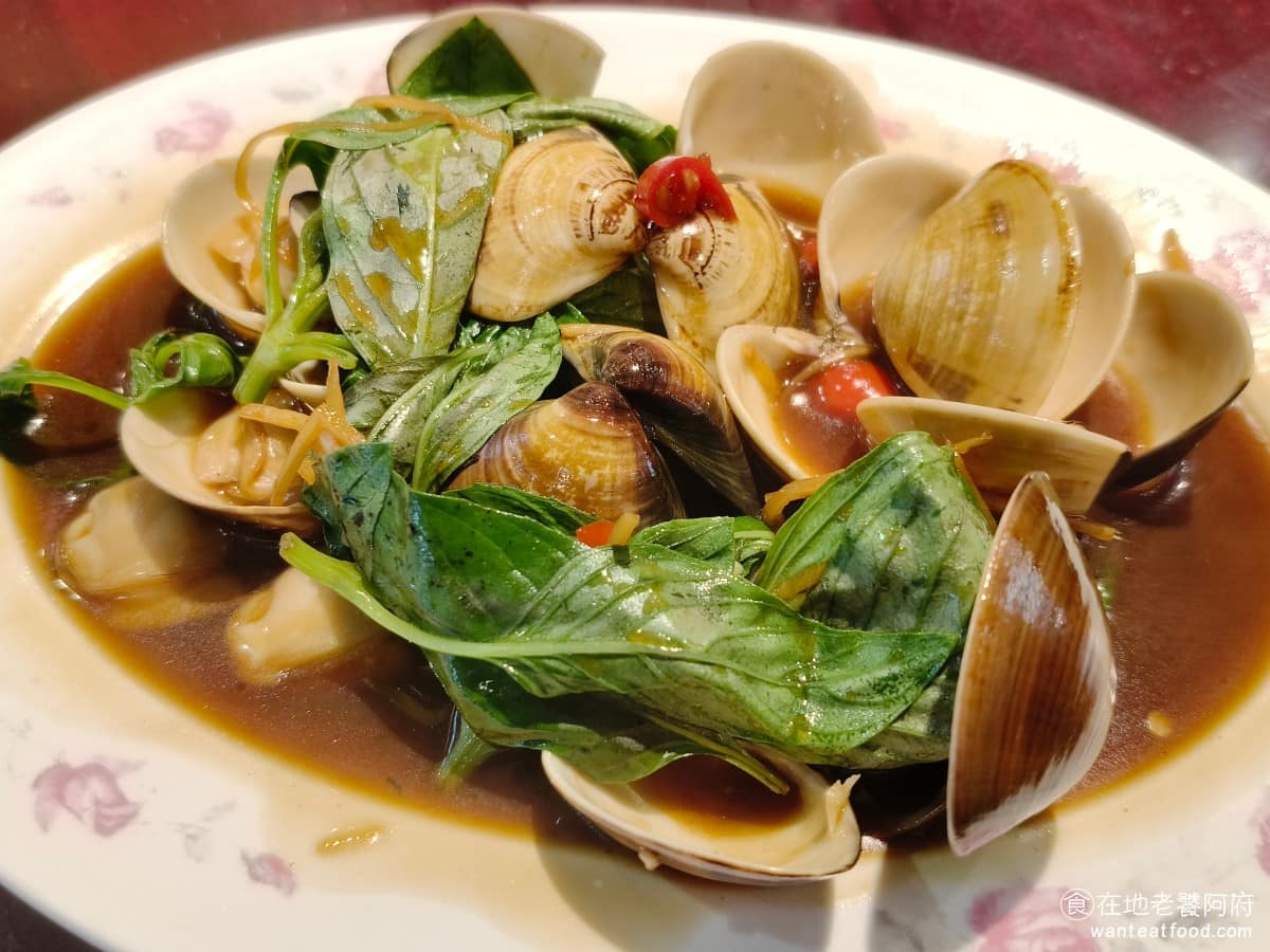 雄嘉義雞肉飯 雄嘉義雞肉飯菜單 雄嘉義雞肉飯推薦 大同區美食 大同美食 大橋頭美食 台灣小吃 雞肉飯 炒蛤仔 醬汁香氣十足，九層塔味道明顯，蛤蠣本身新鮮飽滿，熟度掌握得好，整體調味偏鹹，非常適合配飯，是一道炒菜裡的亮點。 @在地老饕阿府