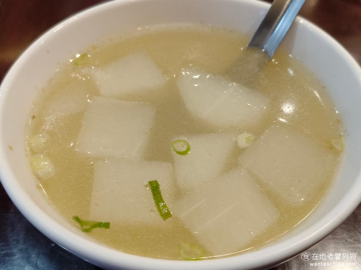 雄嘉義雞肉飯 雄嘉義雞肉飯菜單 雄嘉義雞肉飯推薦 大同區美食 大同美食 大橋頭美食 台灣小吃 雞肉飯 菜頭湯 吃飯配湯必點，湯底用大骨熬煮，加了芹菜提香，喝起來很香很暖胃，裡面的蘿蔔份量給得多，燉得軟透入味，價格實惠。 @在地老饕阿府