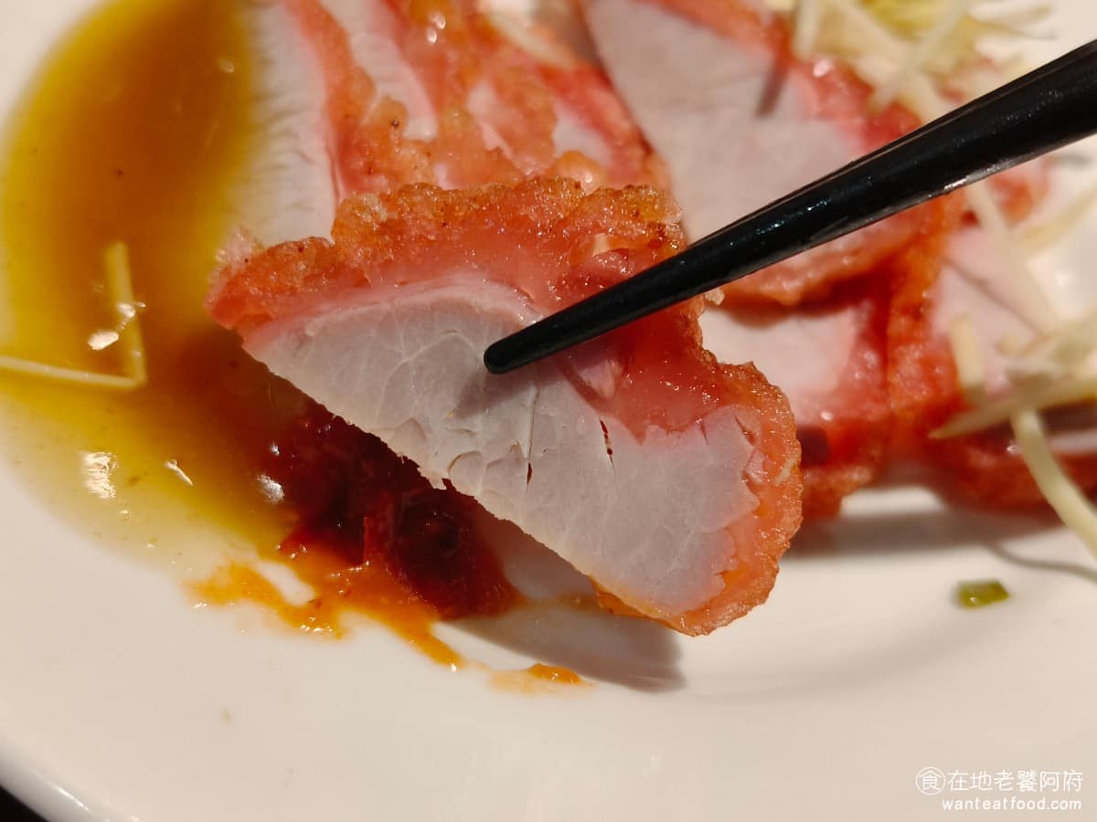 雄嘉義雞肉飯 雄嘉義雞肉飯菜單 雄嘉義雞肉飯推薦 大同區美食 大同美食 大橋頭美食 台灣小吃 雞肉飯 如果是喜歡酥皮口感的人，則不建議點，味道上也是少了點香氣。 @在地老饕阿府