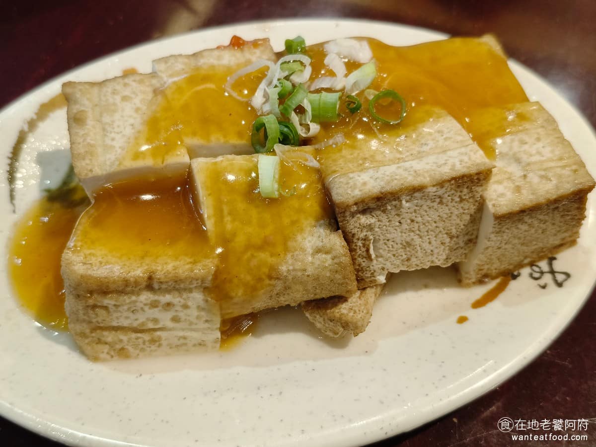 雄嘉義雞肉飯 雄嘉義雞肉飯菜單 雄嘉義雞肉飯推薦 大同區美食 大同美食 大橋頭美食 台灣小吃 雞肉飯 油豆腐 這次吃到帶有微微酸味，感覺新鮮度稍有不足，不太推薦，或許只是個案。 @在地老饕阿府