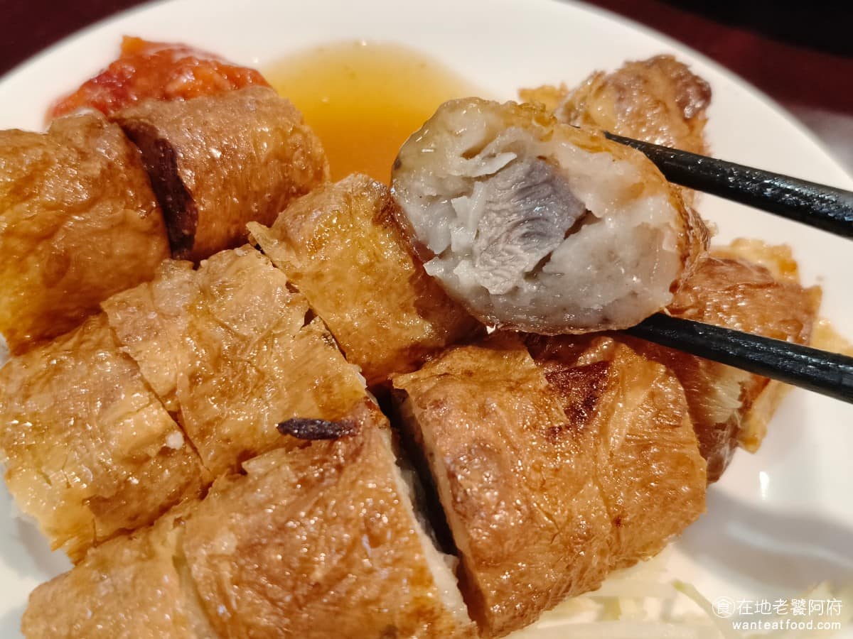 雄嘉義雞肉飯 雄嘉義雞肉飯菜單 雄嘉義雞肉飯推薦 大同區美食 大同美食 大橋頭美食 台灣小吃 雞肉飯 裡面有包雞肉，肉質軟嫩，外層麵粉糰吃起來不會乾，帶有QQ的口感，味道上是走清淡風格。 @在地老饕阿府