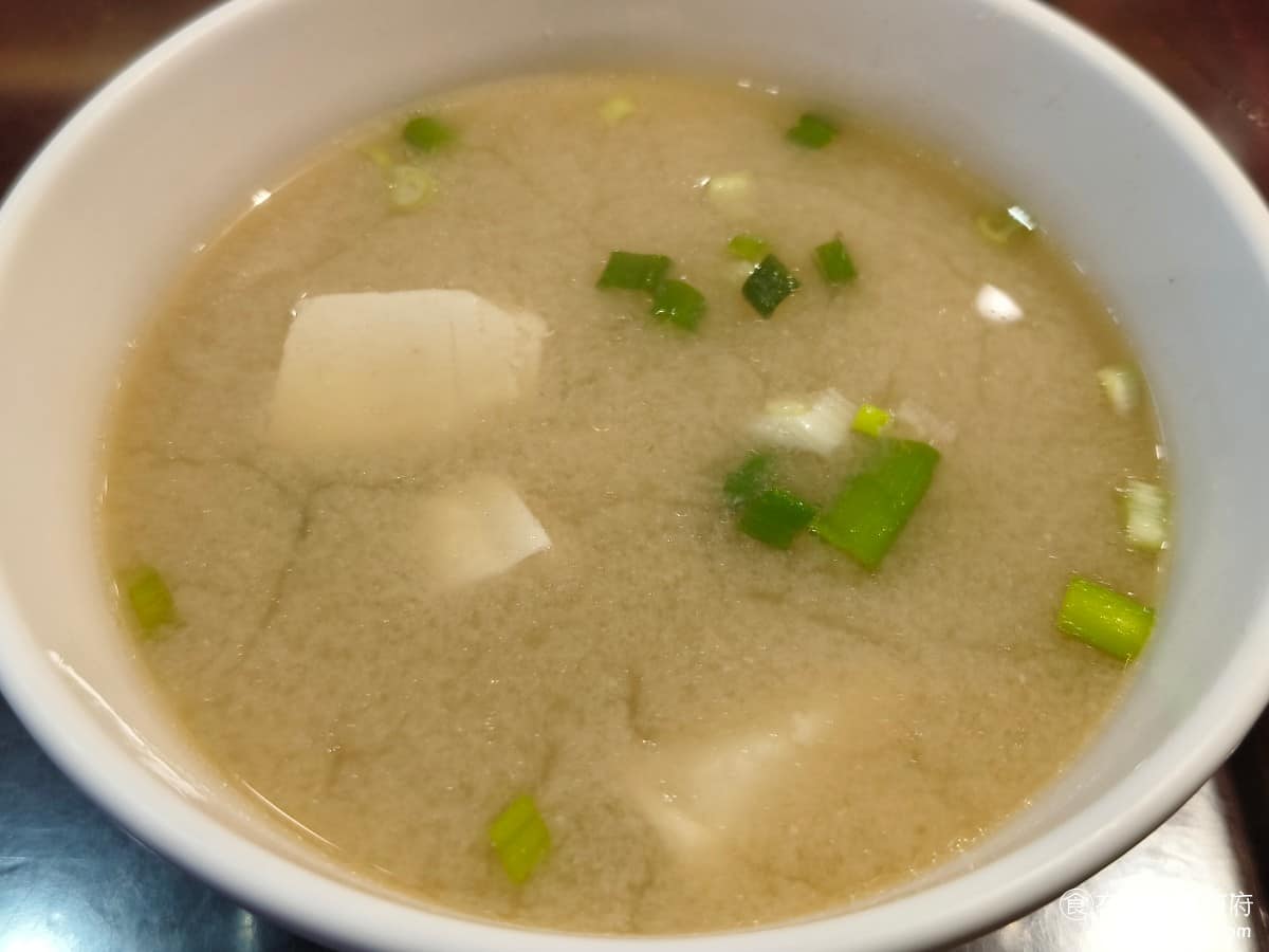 雄嘉義雞肉飯 雄嘉義雞肉飯菜單 雄嘉義雞肉飯推薦 大同區美食 大同美食 大橋頭美食 台灣小吃 雞肉飯 吻仔魚味噌豆腐湯 台式味噌湯，味道溫和，帶點甜，吻仔魚的份量不多，喝起來暖胃舒服，配飯吃，能吃得更舒服。 @在地老饕阿府