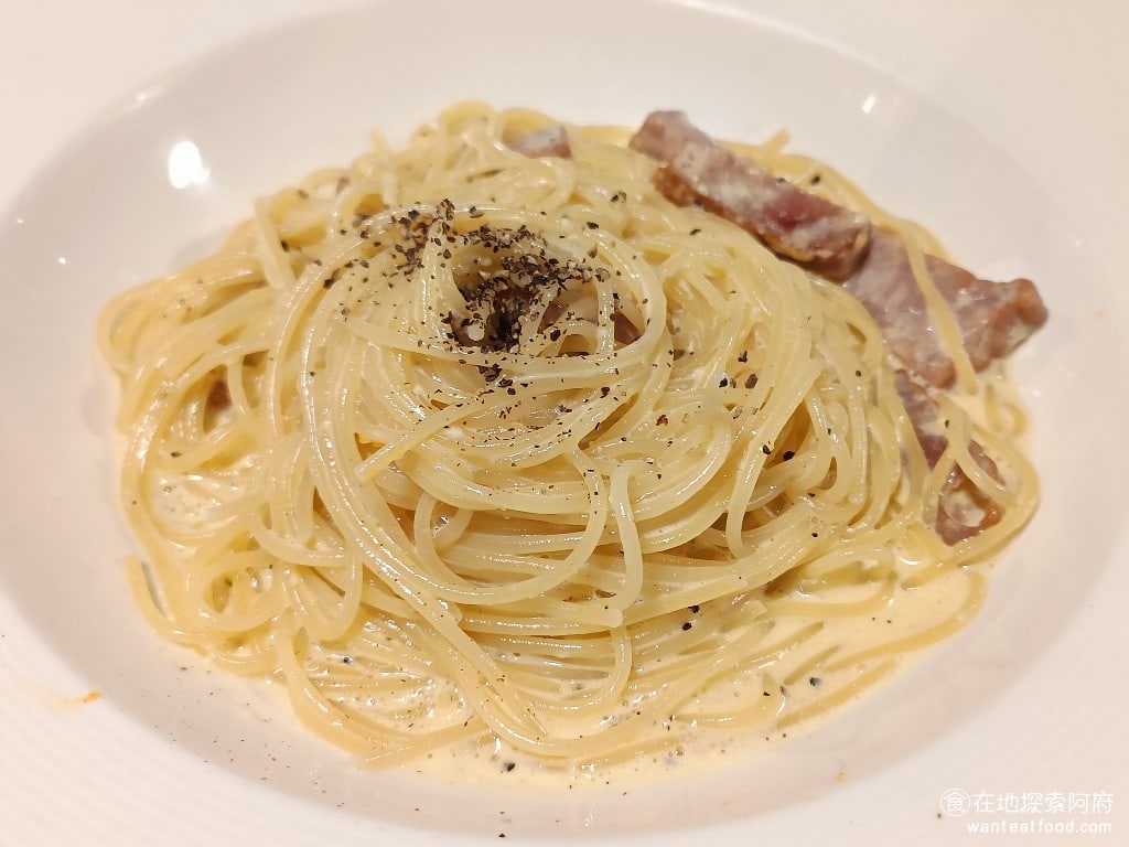 BELLINI Pasta 南港潤泰店 南港美食 義式料理 職人風奶油蛋黃培根麵 我們特地和服務生說要將麵煮軟一點，所以麵體吃起來口感還不錯，一點點硬而已。奶油味也非常香，只是上面的培根還蠻難吃的，因此剩下很多培根都沒人想吃。 @在地老饕阿府