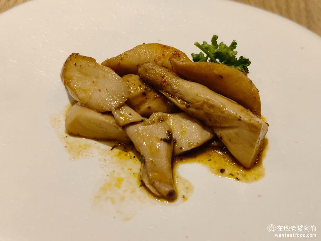 陶板屋台北復興北店 陶板屋台北復興北店菜單 陶板屋台北復興北店推薦 松山區美食 松山美食 醬燒杏鮑菇 杏鮑菇切片，用醬料烤過，有淡淡的黑胡椒和七味粉的辣香，口感脆脆的，簡單的調味，是很多人喜歡的前菜，只不過分量似乎變得比以前少了。 @在地老饕阿府