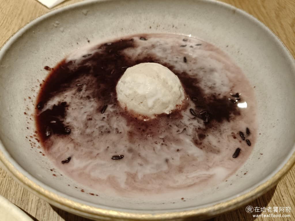 陶板屋台北復興北店 陶板屋台北復興北店菜單 陶板屋台北復興北店推薦 松山區美食 松山美食 冷月紫米 紫米粥也是《陶板屋 台北復興北店》的人氣餐點，喝起來甜而不膩，上面搭配芋泥，再淋上鮮奶油，味道非常有層次感。 @在地老饕阿府